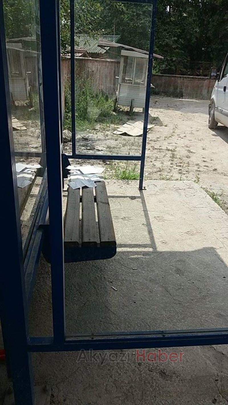 Minibüs Durağına Atılan Açılmış Postalara Vatandaşlar Tepkili