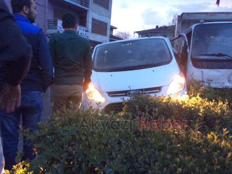 Minibüs ile Kamyon Çarpıştı
