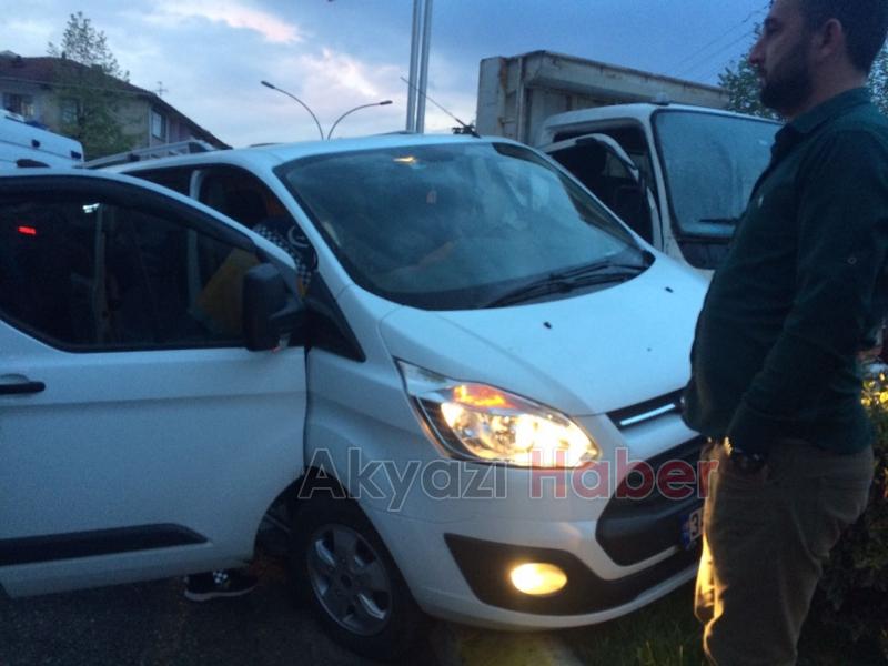 Minibüs ile Kamyon Çarpıştı