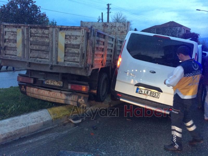 Minibüs ile Kamyon Çarpıştı