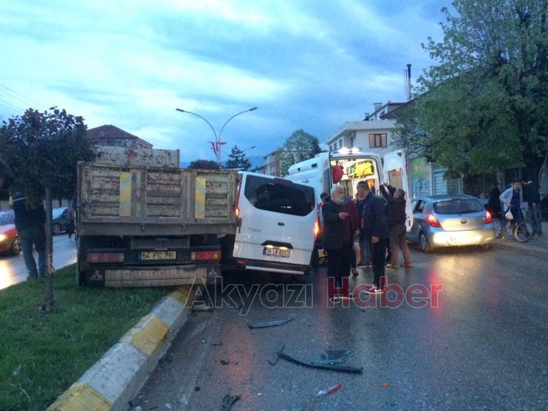 Minibüs ile Kamyon Çarpıştı