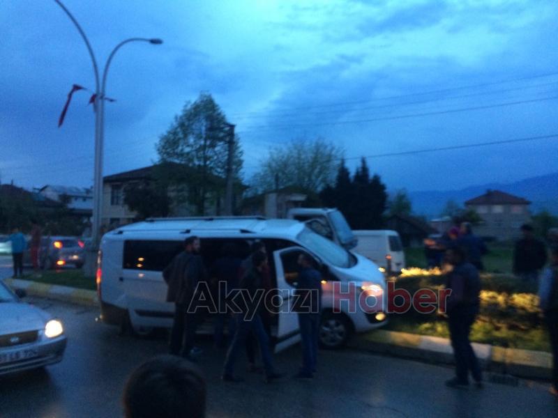 Minibüs ile Kamyon Çarpıştı