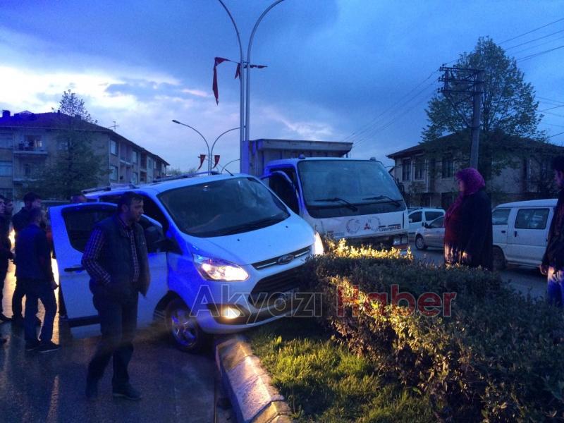 Minibüs ile Kamyon Çarpıştı