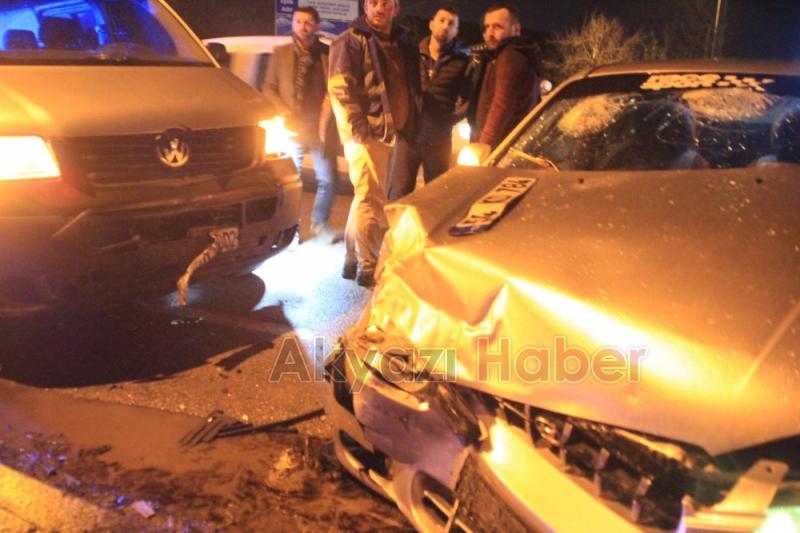 Minibüs ile Otomobil Çarpıştı