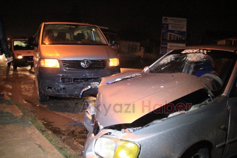 Minibüs ile Otomobil Çarpıştı