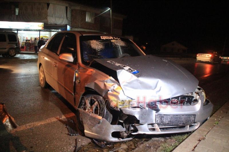 Minibüs ile Otomobil Çarpıştı