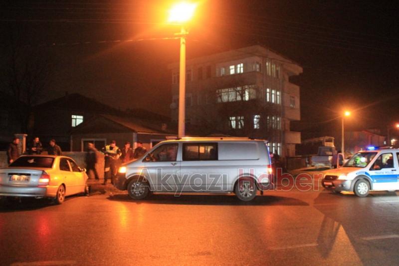 Minibüs ile Otomobil Çarpıştı