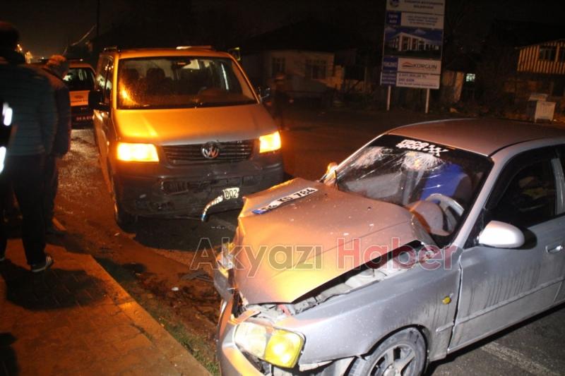 Minibüs ile Otomobil Çarpıştı