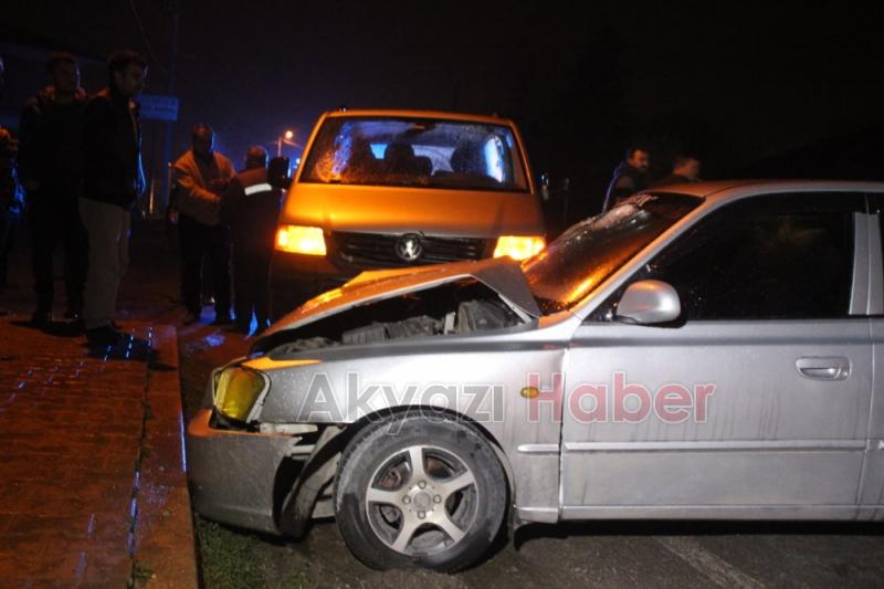 Minibüs ile Otomobil Çarpıştı