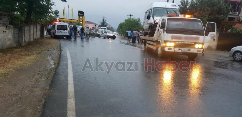 Minibüs ile Otomobil Kafa Kafaya çarpıştı