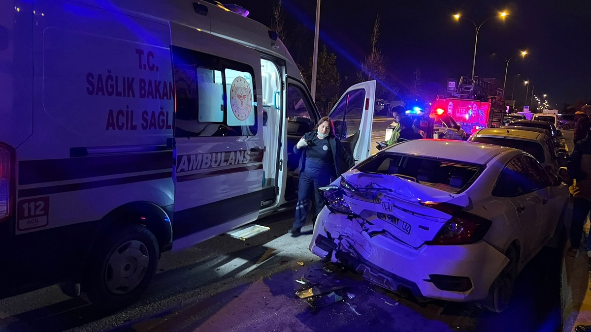 Minibüs otomobile çarptı: Domino etkisi ile 5 araç hasar gördü, yaralılar var