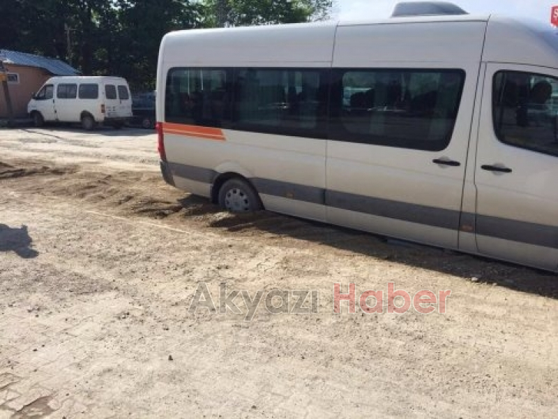 Minibüs Su Şebekesi Kanalındaki Hafif Dolguya Battı