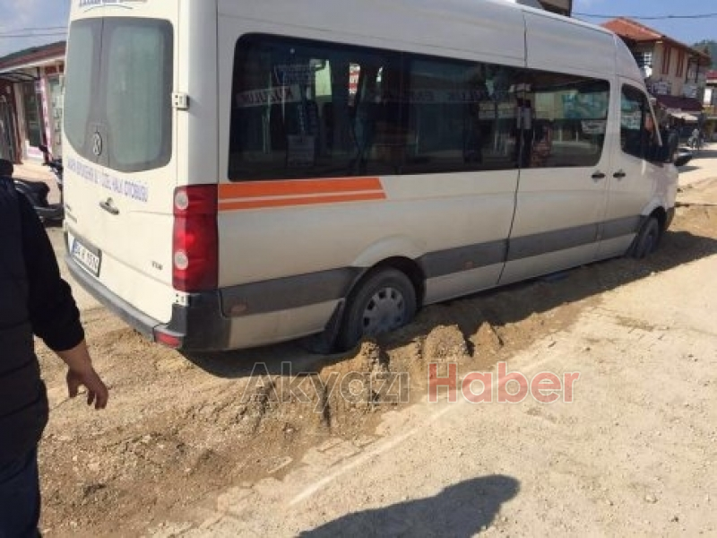 Minibüs Su Şebekesi Kanalındaki Hafif Dolguya Battı