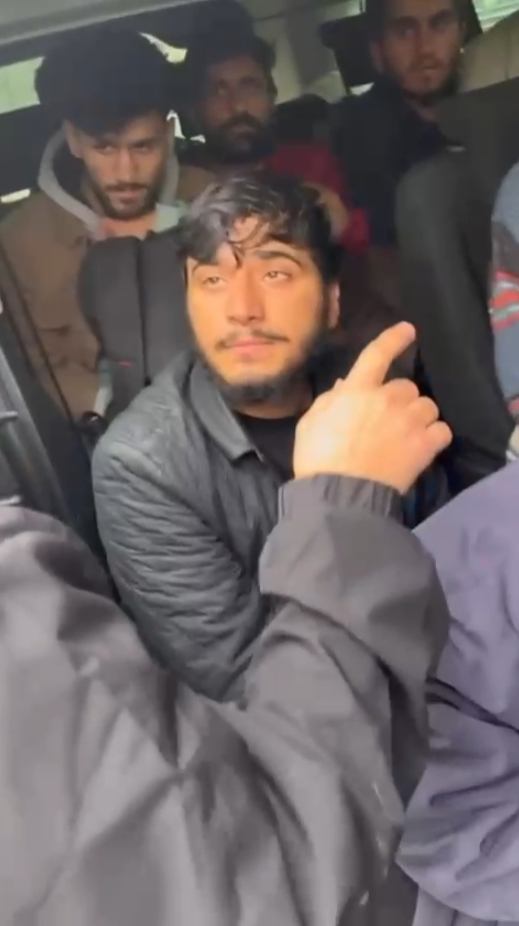 Minibüste 13 Afgan ve Pakistanlı kaçak yakalandı