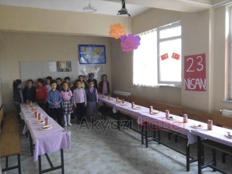 Minik Öğrencilerden Sürpriz Anneler Günü Partisi