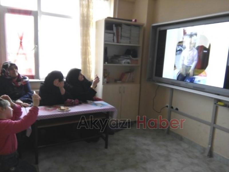 Minik Öğrencilerden Sürpriz Anneler Günü Partisi