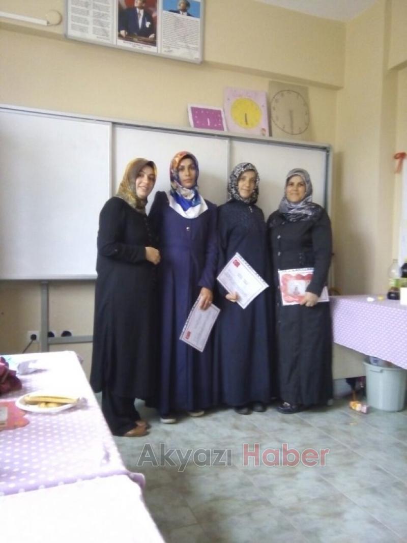 Minik Öğrencilerden Sürpriz Anneler Günü Partisi