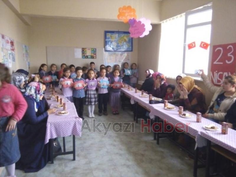 Minik Öğrencilerden Sürpriz Anneler Günü Partisi