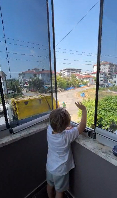 Minik Yuşa'nın Büyük Sevgisi: Çöp Kamyonu Gelince Heyecan Tavan Yapıyor