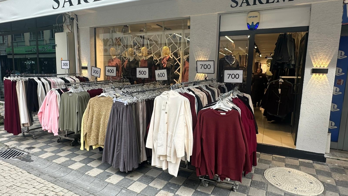 Moda Sarem olarak 10 yıldır Sakarya’nın Akyazı ilçesinde giyim sektöründe kalite güven ve şıklığı bir araya getiriyoruz.