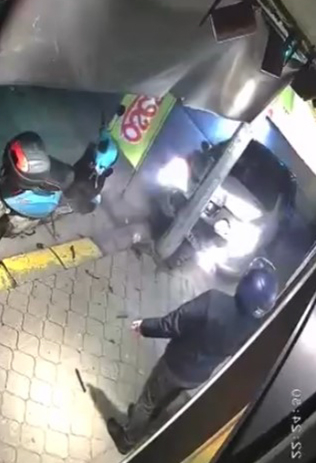 Moto kurye direk sayesinde hayatta kaldı; İşte o anlar
