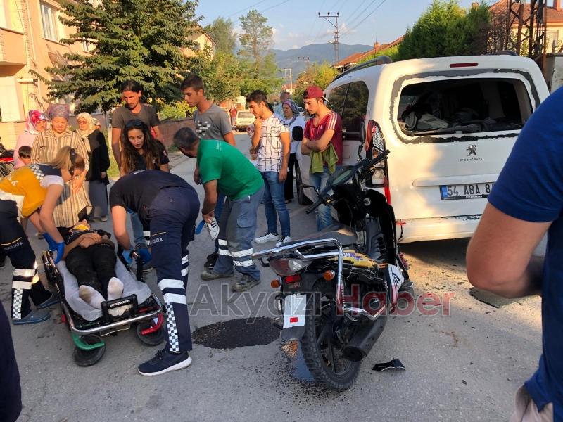 Motor araca arkadan çarptı 2 yaralı