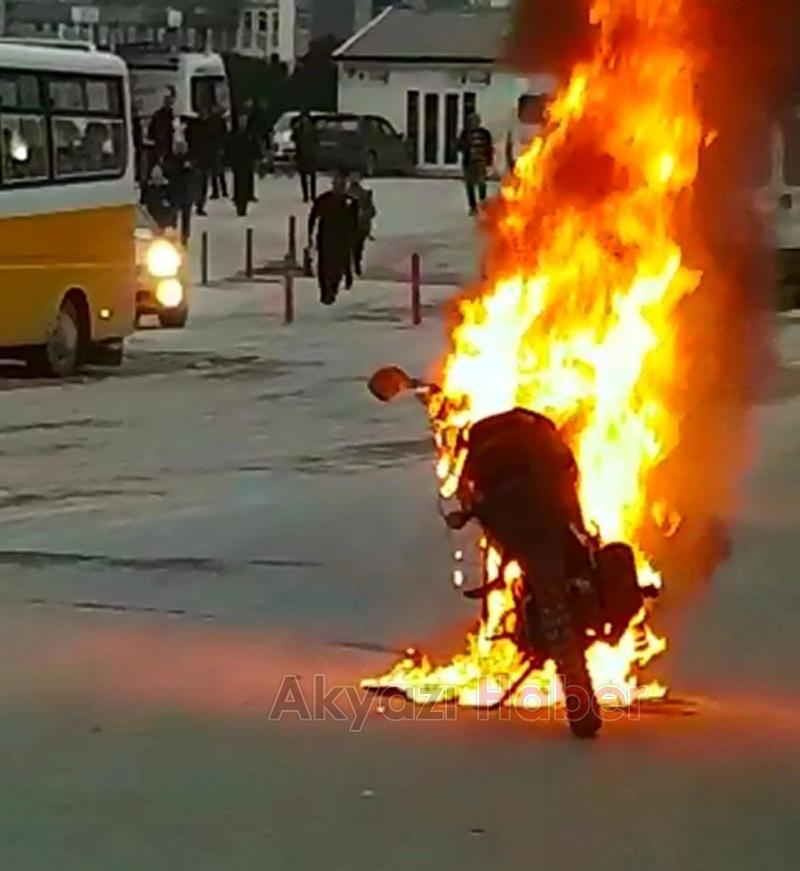 Motosiklet Alev Alev Yandı