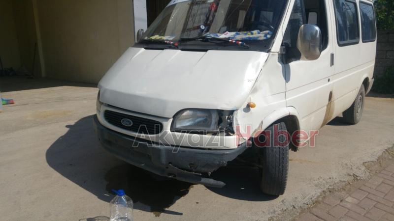 Motosiklet İle Minibüs Çarpıştı