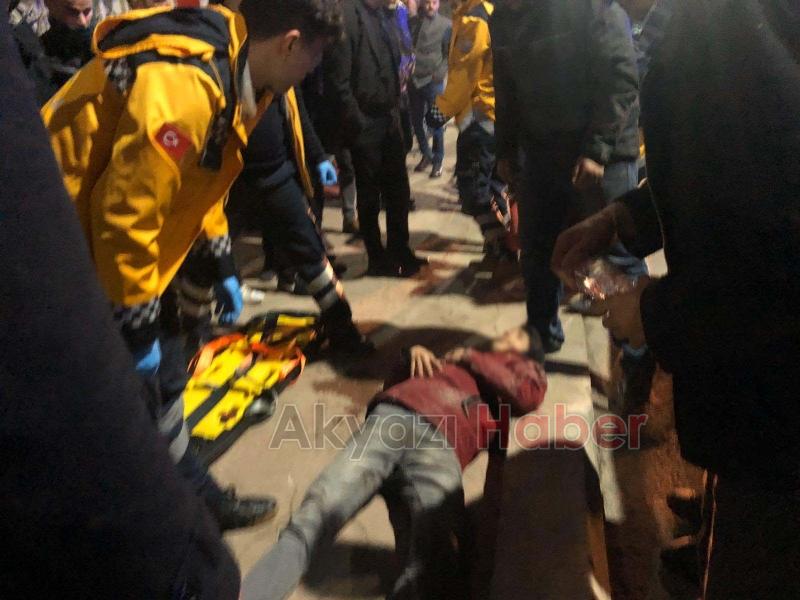 Motosiklet kullanan gençler önüne çıkan minibüse çarptı