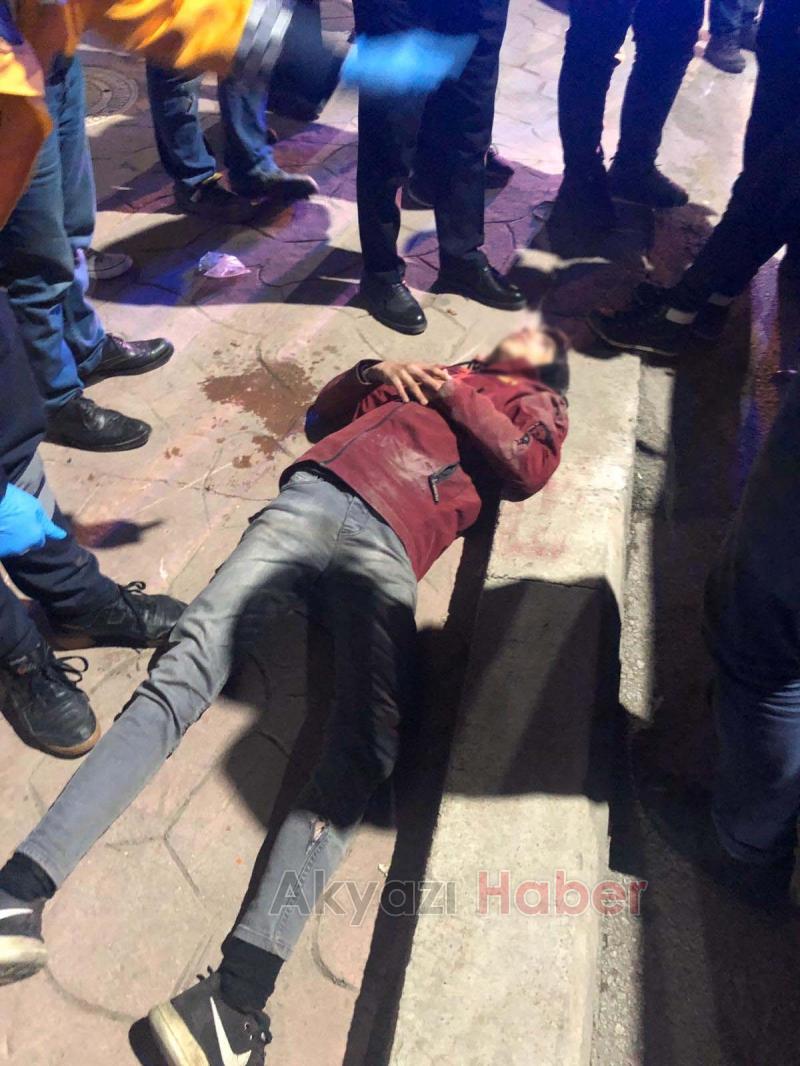 Motosiklet kullanan gençler önüne çıkan minibüse çarptı