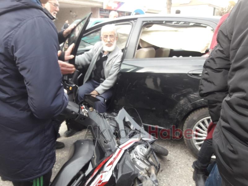 Motosiklet otomobille çarpıştı İlk müdahaleyi vatandaşlar yaptı