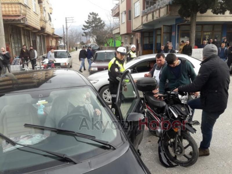 Motosiklet otomobille çarpıştı İlk müdahaleyi vatandaşlar yaptı