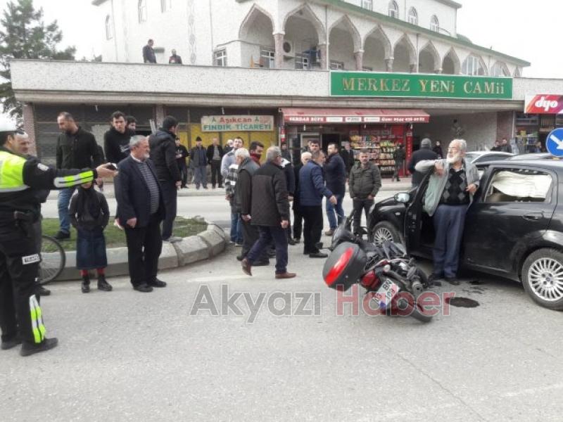 Motosiklet otomobille çarpıştı İlk müdahaleyi vatandaşlar yaptı