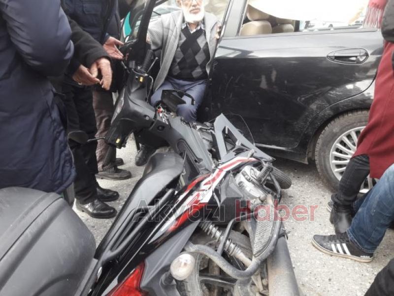 Motosiklet otomobille çarpıştı İlk müdahaleyi vatandaşlar yaptı