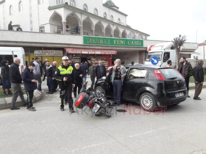 Motosiklet otomobille çarpıştı İlk müdahaleyi vatandaşlar yaptı