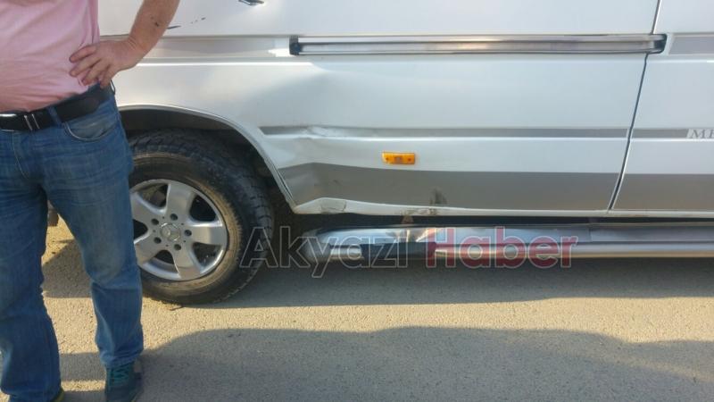 Motosiklet Servis Minibüsüne Çarptı