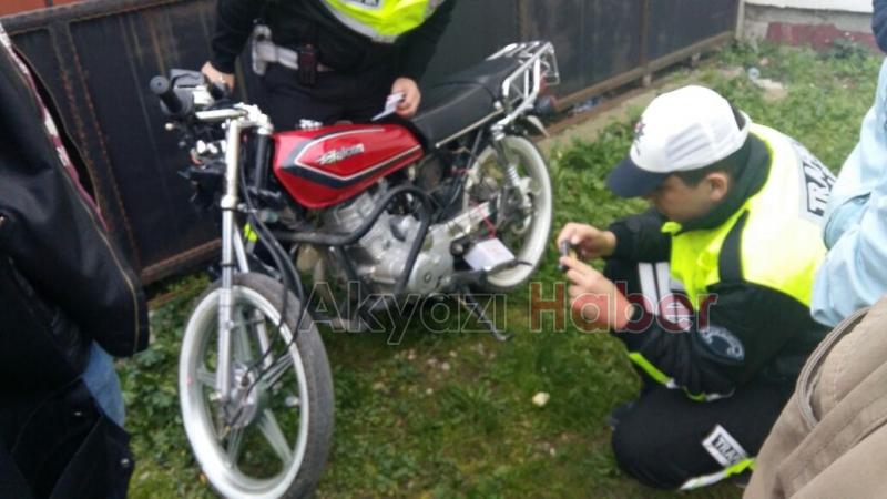 Motosiklet Sürücüsü Park Halindeki Otomobile Çarptı