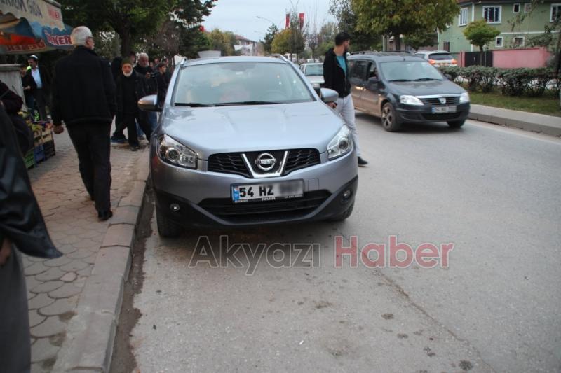 Motosiklet Sürücüsü Park Halindeki Otomobile Çarptı