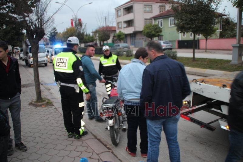Motosiklet Sürücüsü Park Halindeki Otomobile Çarptı