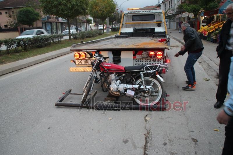 Motosiklet Sürücüsü Park Halindeki Otomobile Çarptı
