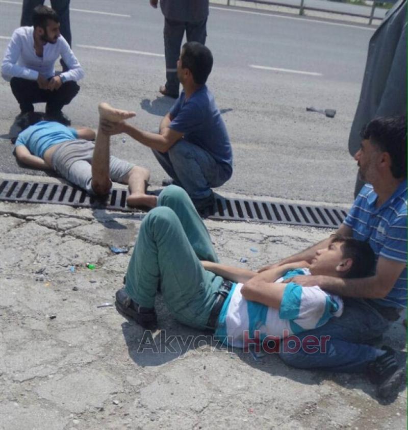 Motosikletli Gençlere Otomobil Çarptı