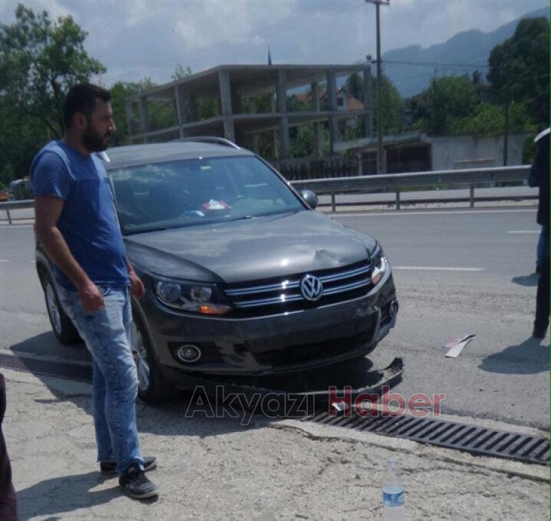 Motosikletli Gençlere Otomobil Çarptı