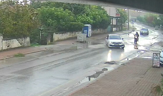 Motosikletli kadının yaralandığı kaza kamerada
