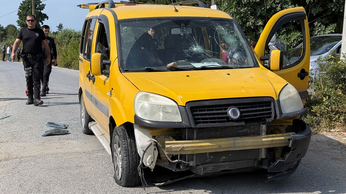 Motosikletlinin öldüğü kazada mahalleli aracı taşladı