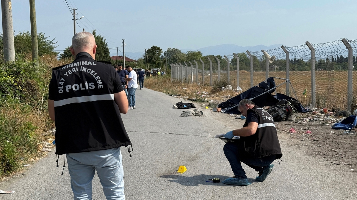 Motosikletlinin öldüğü kazada mahalleli aracı taşladı