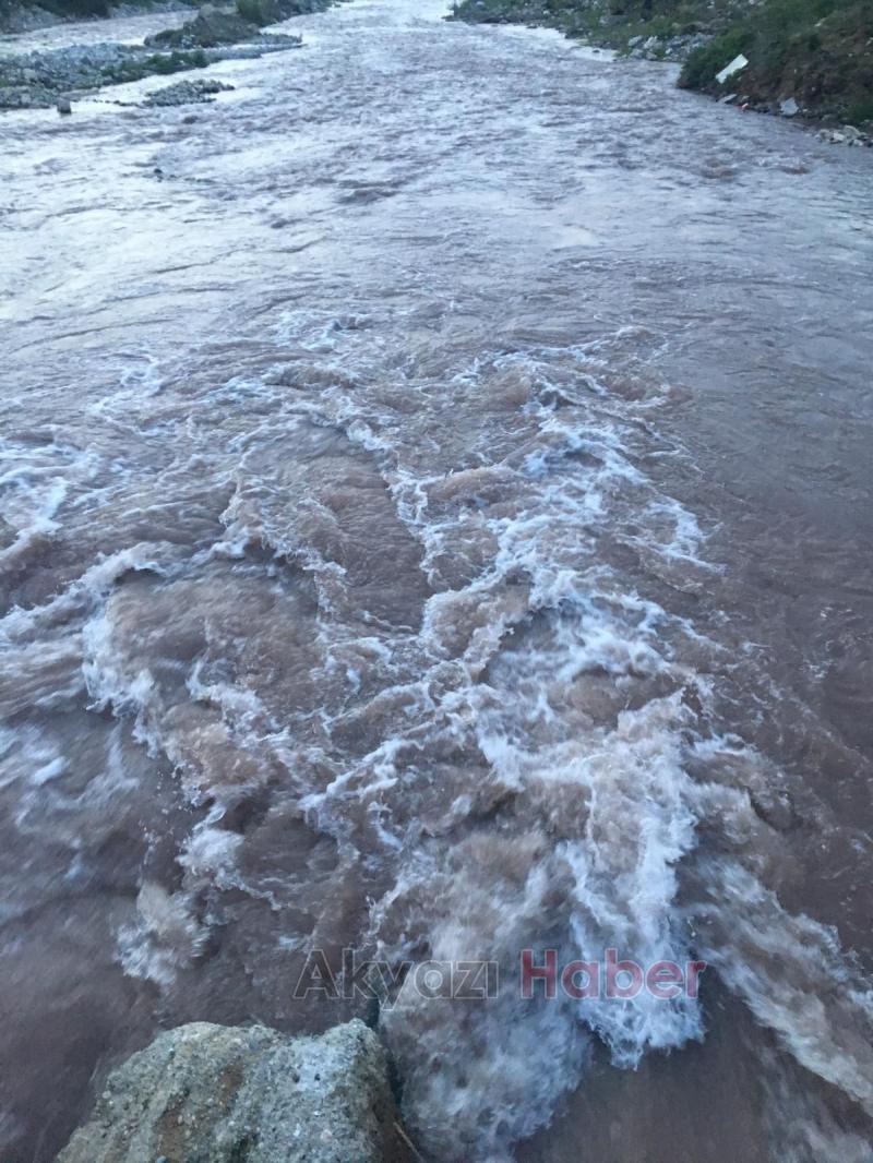 Mudurnu Deresi kırmızıya döndü