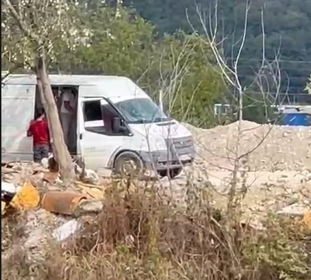 Mudurnu Deresi'ne çöpleri atarken kaydedildiler