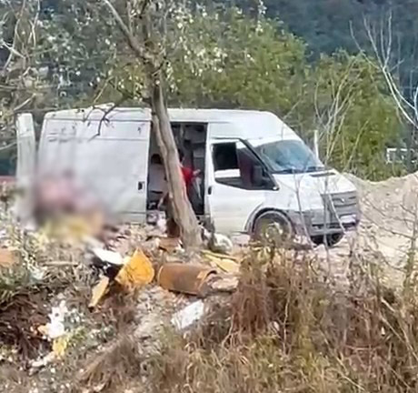 Mudurnu Deresi'ne çöpleri atarken kaydedildiler