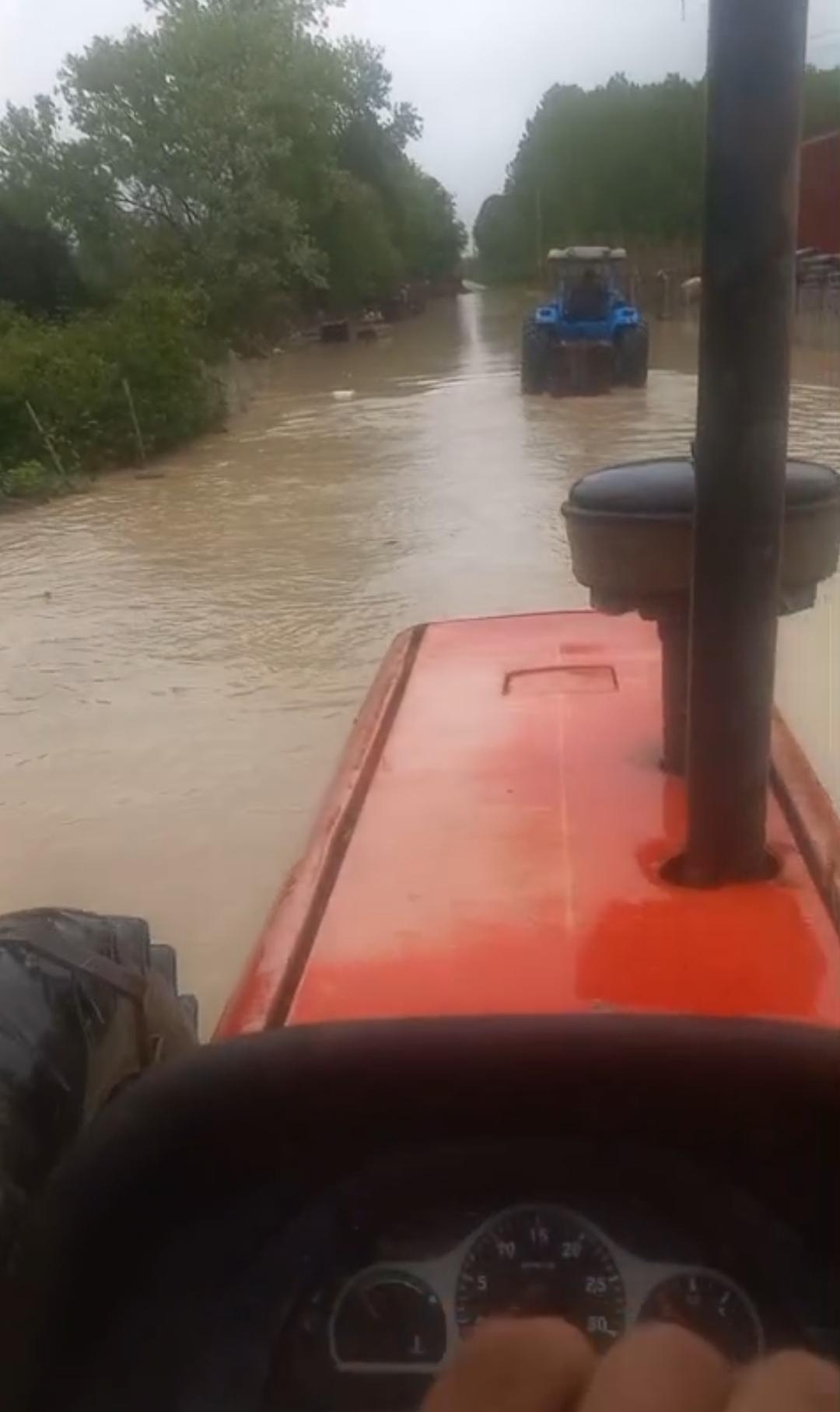 Mudurnu taştı, tarlalar ve yol sular altında kaldı