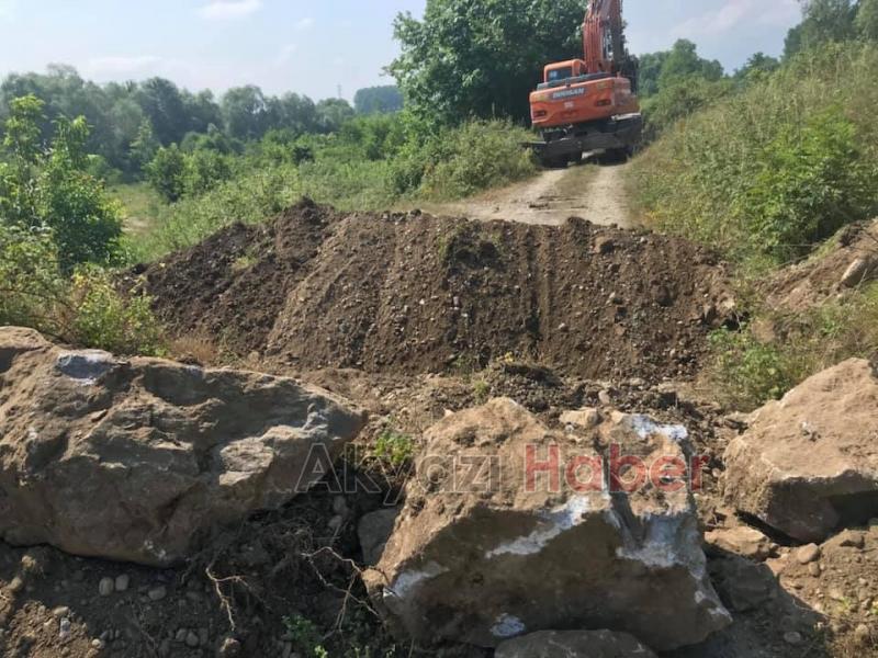 Muhtar Mudurnu Kenarını Trafiğe Kapattı